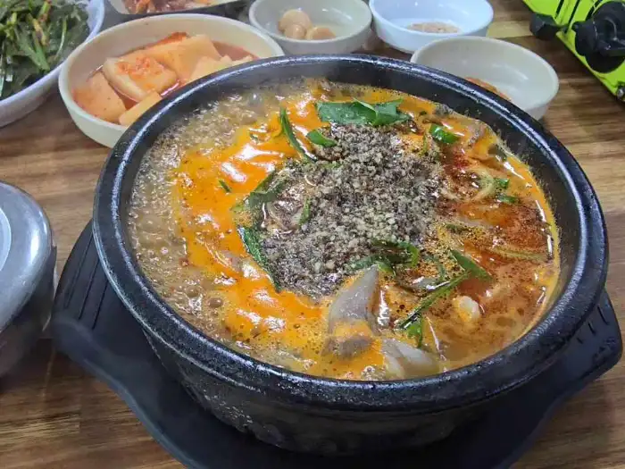 김이 모락모락 나는 순대국
