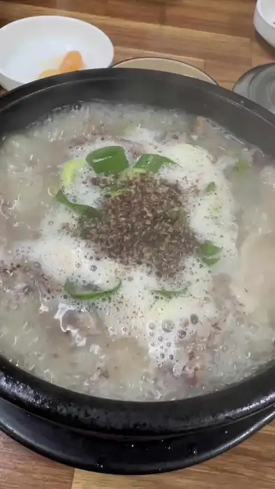 기본 순대국에 넉넉한 고기와 내장이 보입니다.