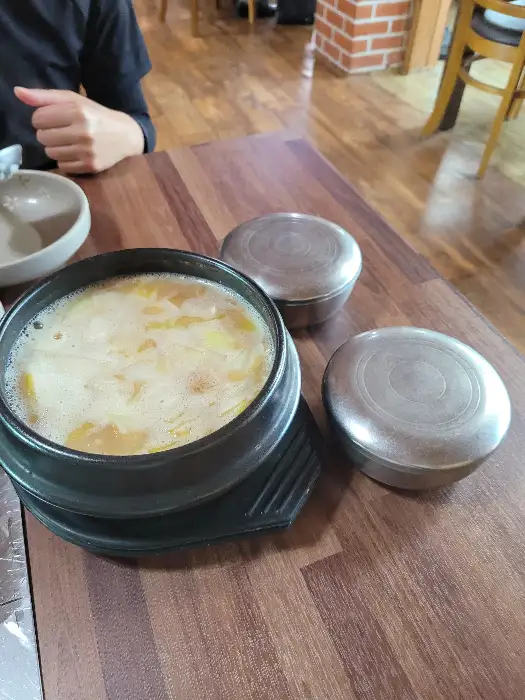 김이 모락모락 나는 청국장 뚝배기