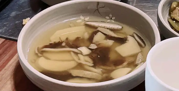 청국장과 밥을 비벼먹는 모습