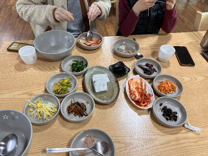 테이블에 차려진 다양한 밑반찬