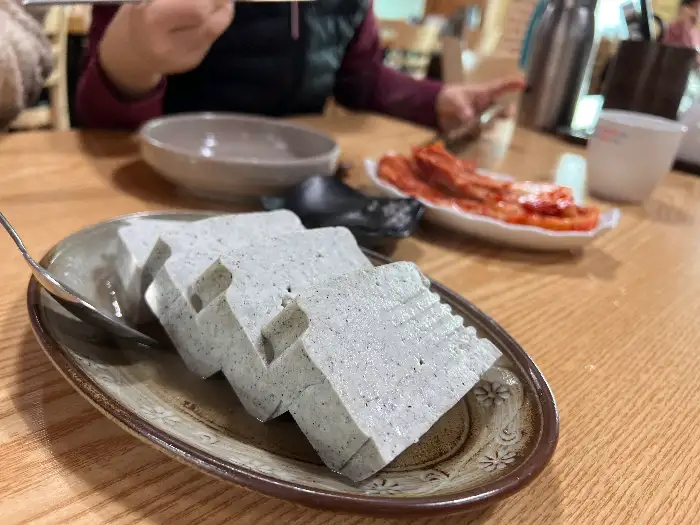 부드러운 흑두부 조각