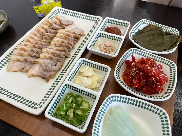 수육과 곁들임 반찬