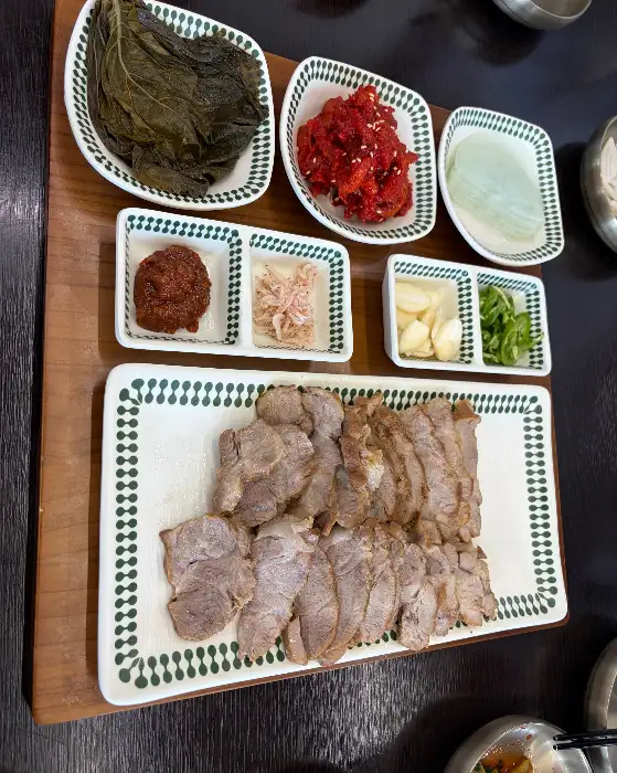 수육과 쌈 채소, 곁들임 반찬