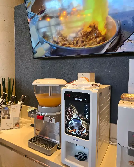 커피 머신과 음료 디스펜서
