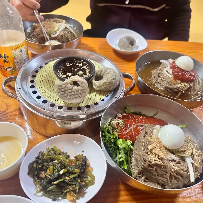 김이 모락모락 나는 찐만두