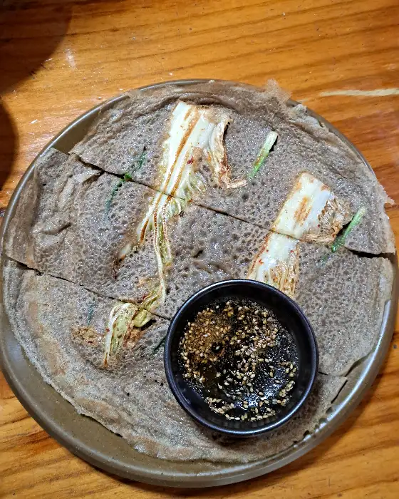 노릇하게 부쳐낸 메밀부침