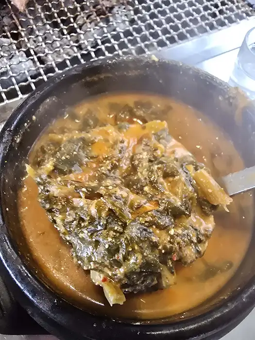 뜨끈한 장어탕이 담겨 있는 뚝배기