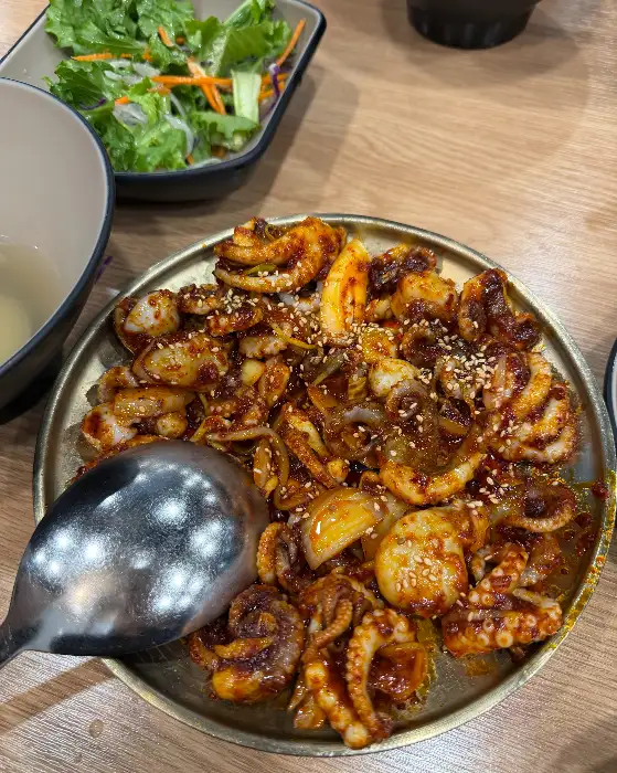 쭈꾸미볶음과 곁들여 나온 샐러드