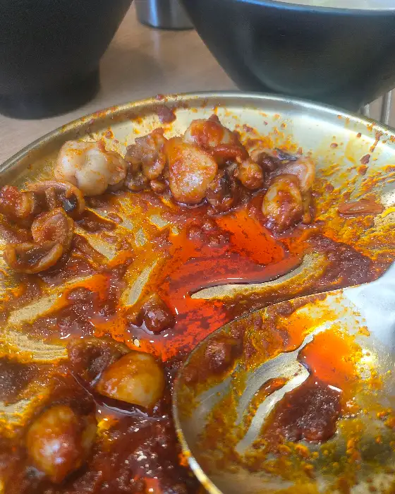 빈 접시의 남은 쭈꾸미 양념