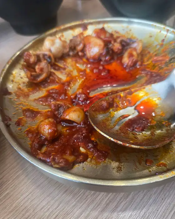 빈 접시에 남은 쭈꾸미와 양념