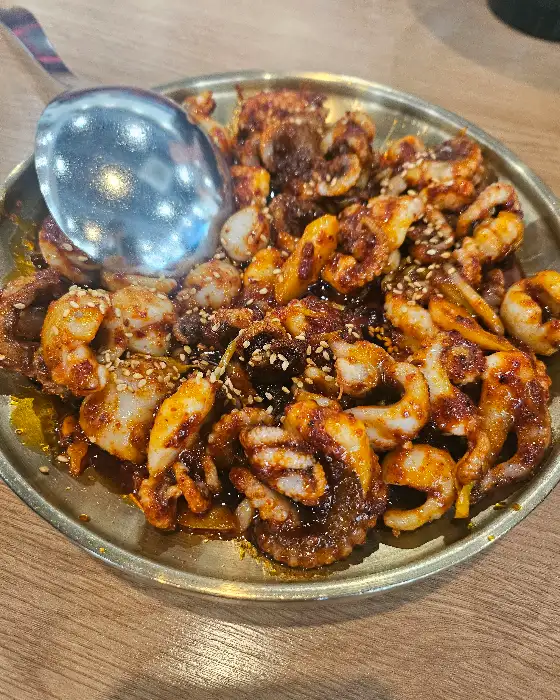 푸짐하게 담겨 나온 쭈꾸미볶음