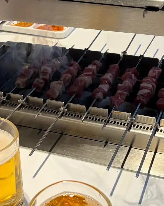숯불 위에 구워지고 있는 양꼬치들