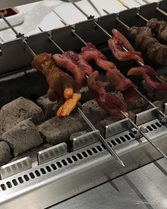 숯불에 구워지는 항정살 꼬치