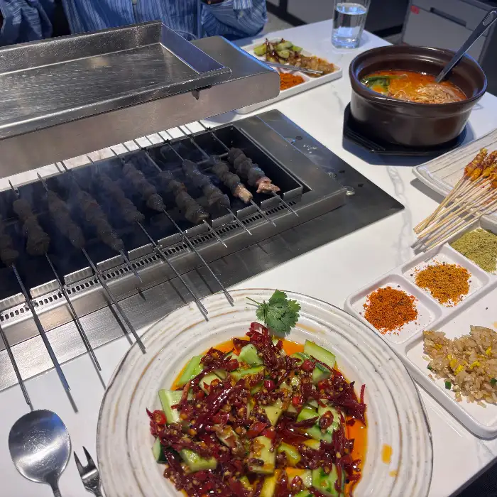테이블에 차려진 다양한 중식 요리와 꼬치