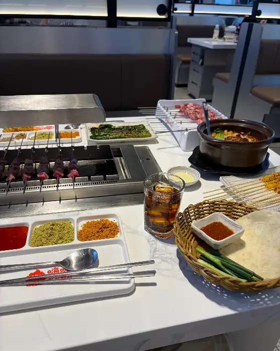 테이블에 놓인 다양한 소스와 곁들임 메뉴