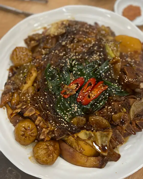 양념이 잘 배어든 등뼈찜