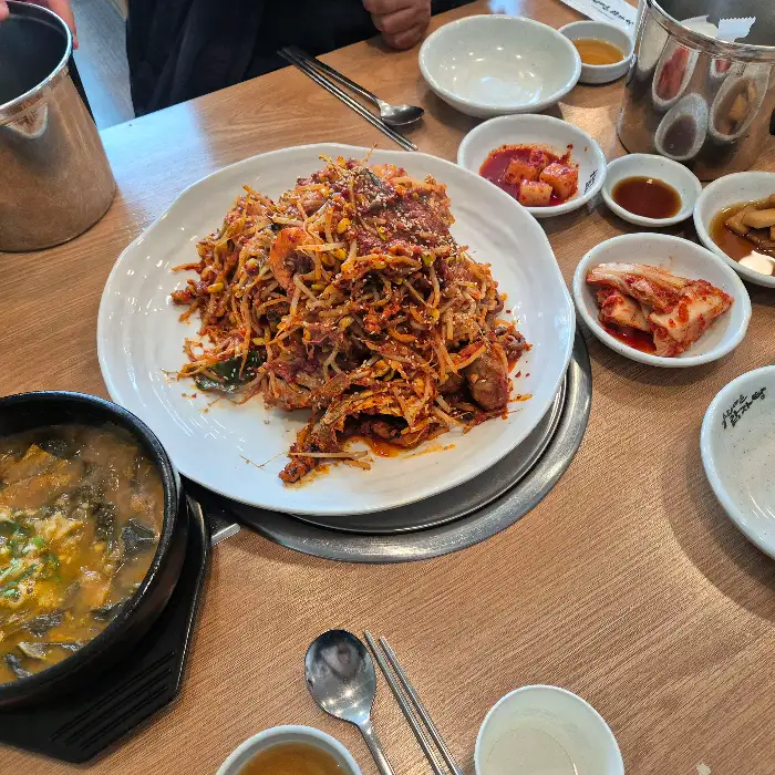 다양한 메뉴가 차려진 식탁