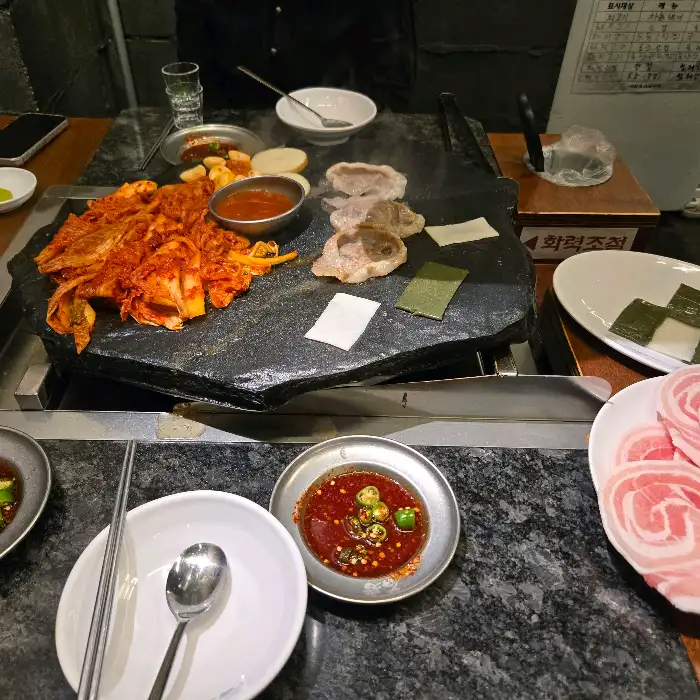 돌판 위 고기와 곁들임 반찬