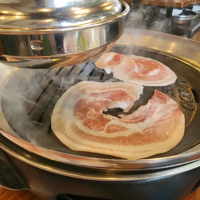 다양한 소스와 곁들여 먹는 고기