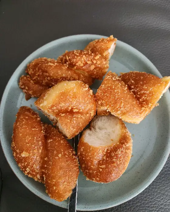 접시에 담긴 꽈배기