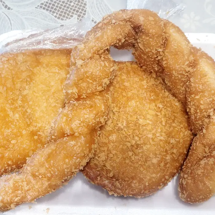 손으로 잡고 있는 꽈배기