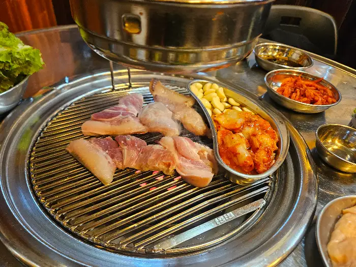 연탄불 위에 올라간 삼겹살과 찌개