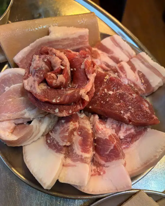 다양한 부위의 돼지고기 모둠