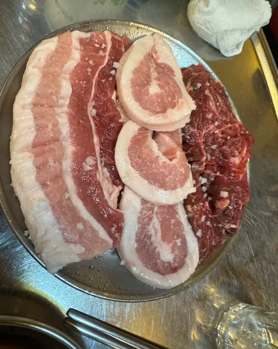 삼겹살과 소고기가 함께 놓여 있는 모습