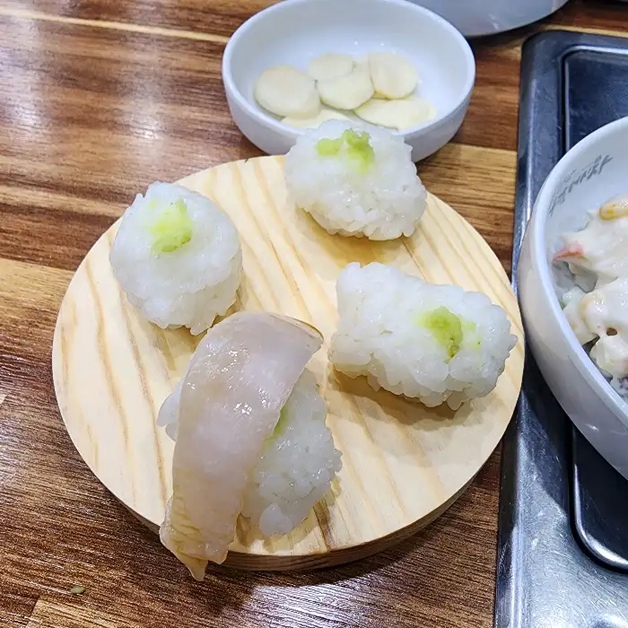신선한 회와 함께 나온 초밥