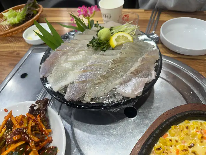 한 접시 가득 담긴 신선한 활어회