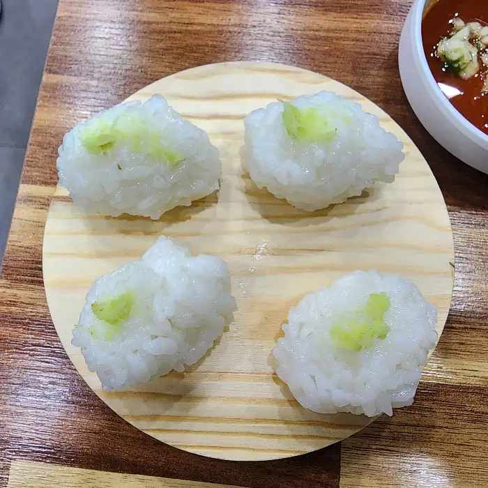 도톰하게 썰려 나온 밥 위에 회를 얹은 초밥