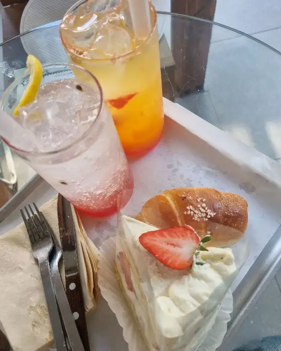 다양한 빵과 음료 세트