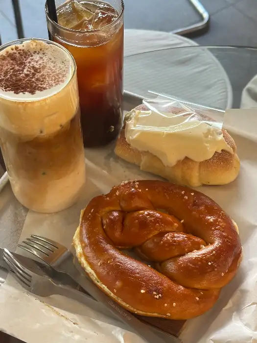 크림 라떼와 빵