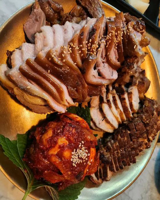다양한 부위의 족발이 푸짐하게 담긴 접시