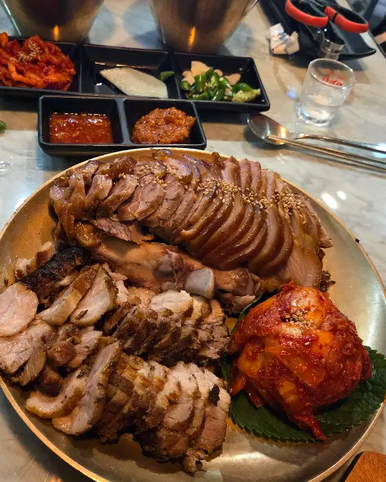 푸짐한 족발 플레이트와 곁들임 메뉴