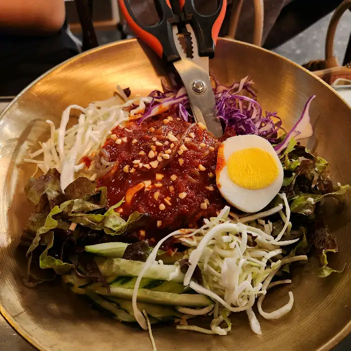 먹음직스럽게 담긴 비빔막국수
