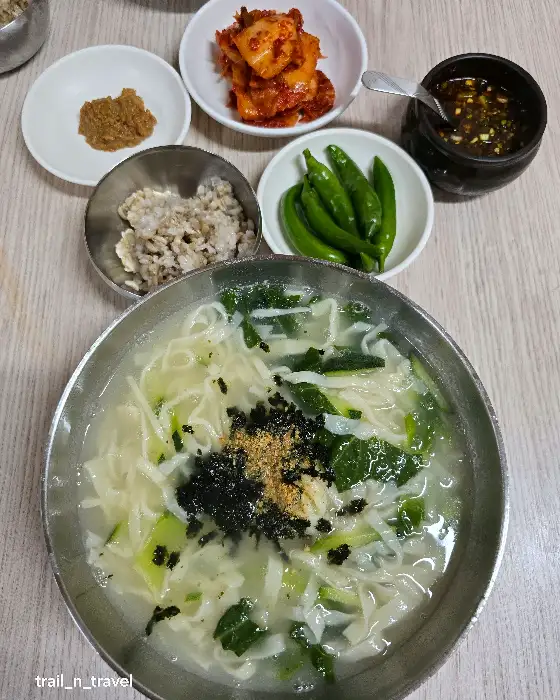 푸짐하게 차려진 손칼국수 한상차림