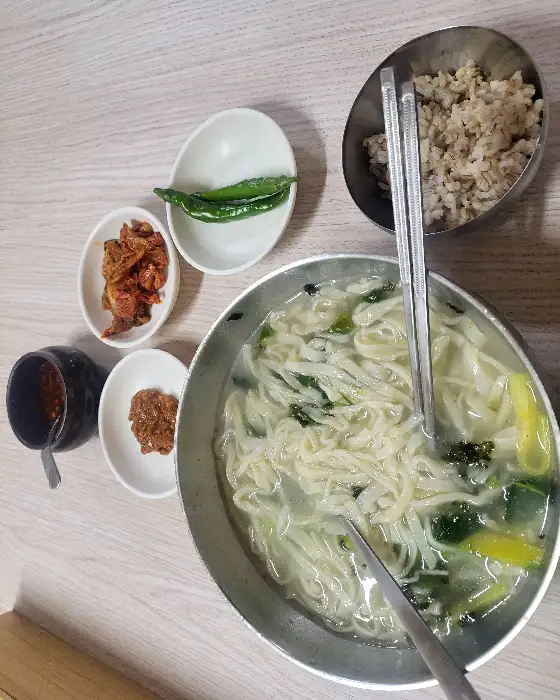 먹음직스러운 김치와 고추, 그리고 칼국수
