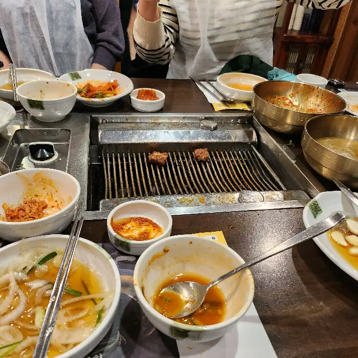숯불 위에서 맛있게 익어가는 갈비
