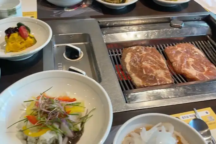 신선한 채소 샐러드와 곁들여 먹기 좋은 고기