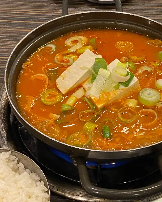 김치찌개 뚝배기 안의 두부와 파