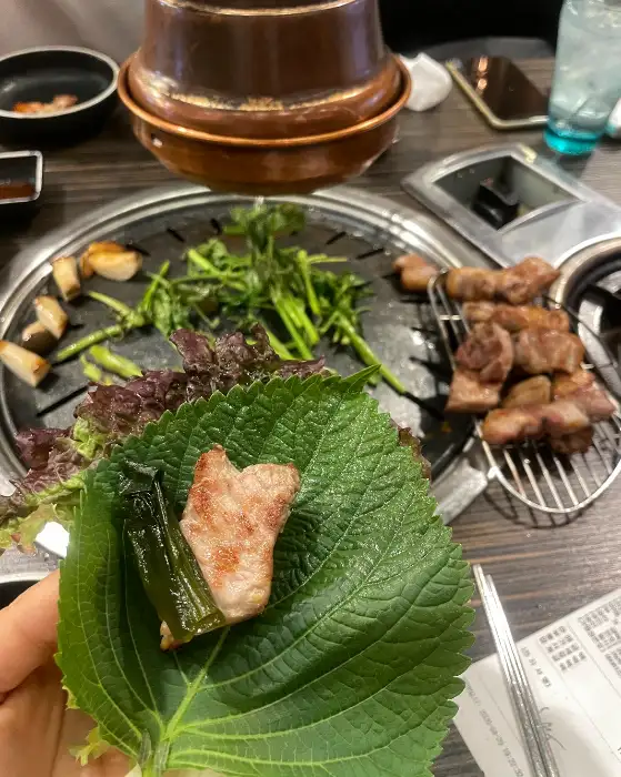 상추쌈에 싸인 고기와 쌈장
