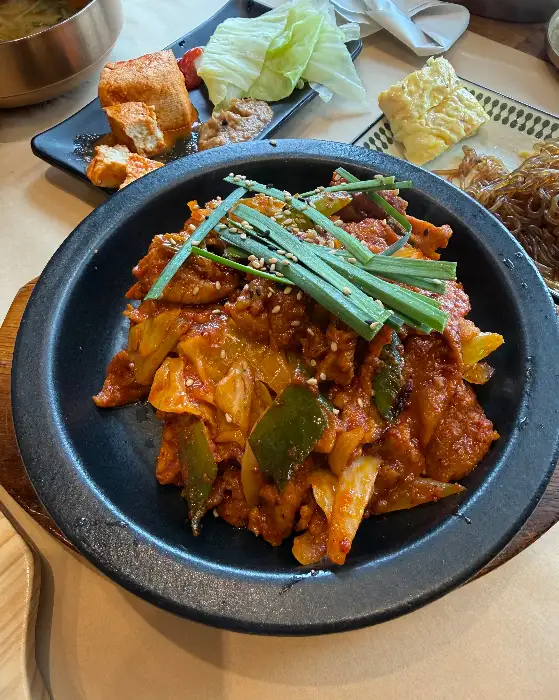 양념된 돼지고기 볶음 요리