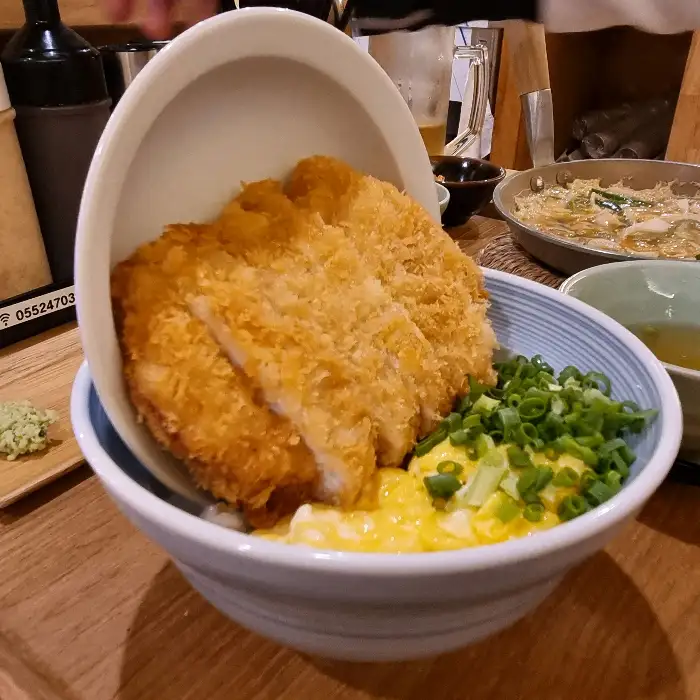 돈까스가 밥 위에 덮여 있는 모습