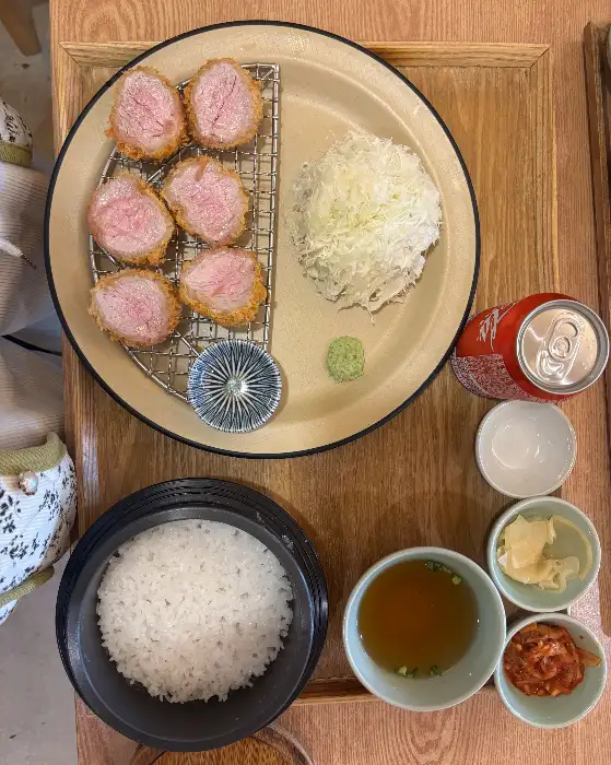 등심카츠 플레이트와 밥, 소바, 곁들임 찬