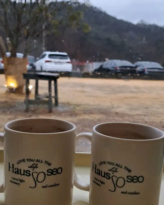 테이블 위에 놓인 두 개의 커피 잔과 창밖 풍경