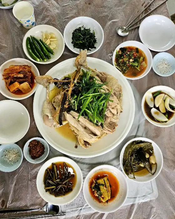 푸짐하고 정갈한 밑반찬들