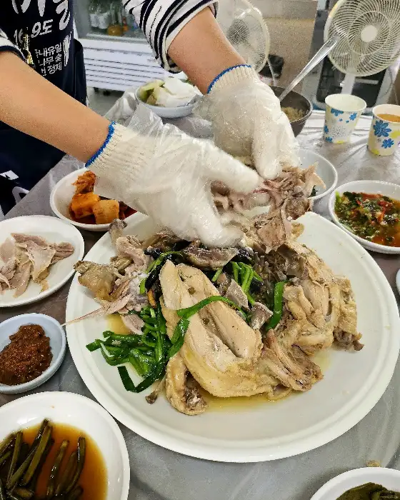 갓 끓여낸 쏘가리 매운탕의 깊은 맛