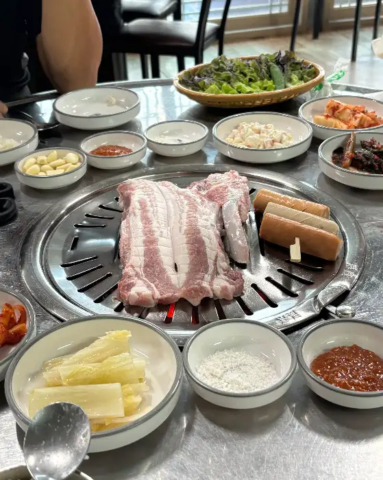 매장 내부 테이블 세팅 및 음식 준비 모습